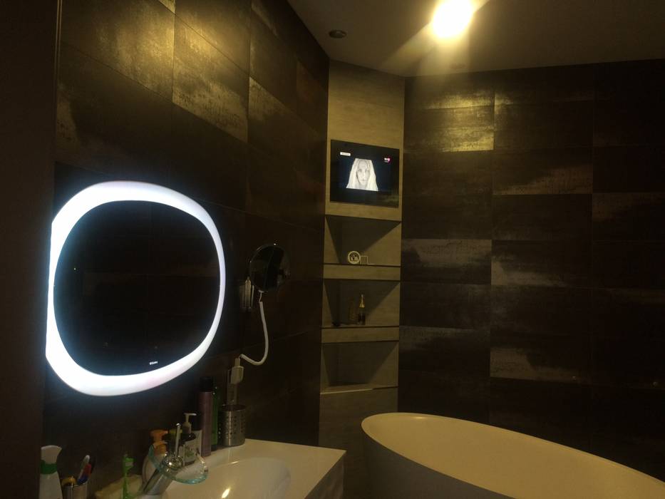 Small tv in the Dark bath, AVEL AVEL Baños de estilo moderno Decoración