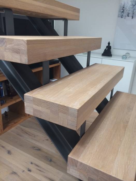 Treppe In Spitzboden Moderne Wohnzimmer Von Treppenbau Biehler Modern Massivholz Mehrfarbig Homify