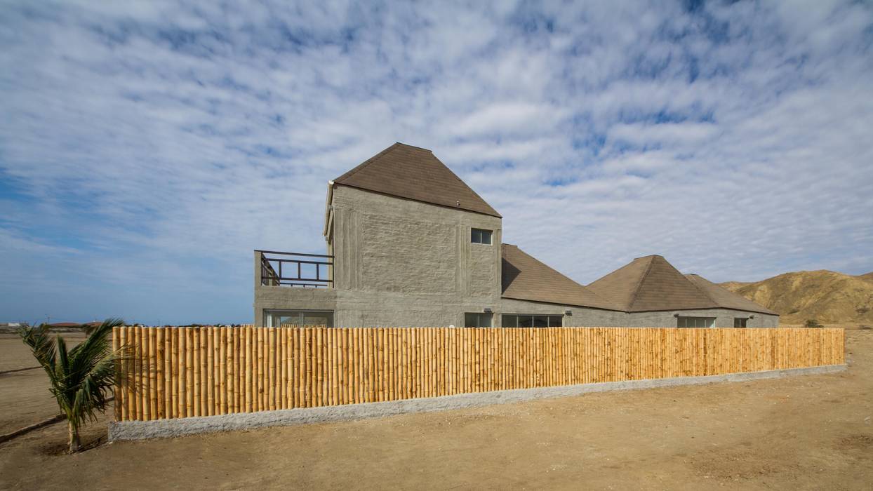 Casa Suiza / The Switzerland Beach House (2014 - 15), Lores STUDIO. arquitectos Lores STUDIO. arquitectos Dom pasywny Płyta wiórowa