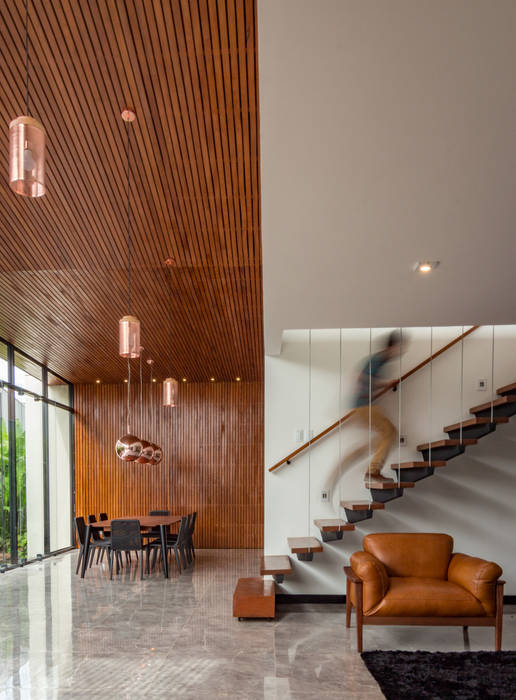 Granada House, Estúdio HAA! Estúdio HAA! Ingresso, Corridoio & Scale in stile minimalista
