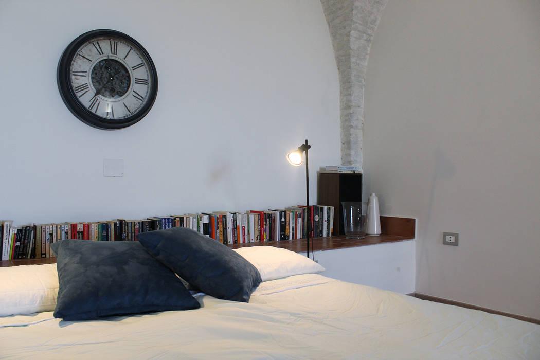 Open Space Architetto Luigia Pace Camera da letto moderna Laterizio orologio,luce,camera da letto,libri,dettagli