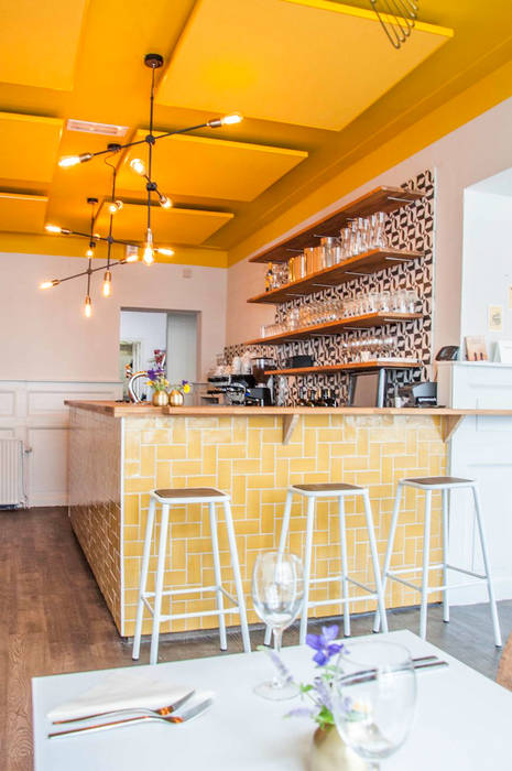 Restaurant SYR is geschilderd met de kleuren Ashes en Yellow Pure & Original Moderne keukens Meubilair,Tafel,Gebouw,Plank,Oranje,Hout,Interieur ontwerp,Verlichting,rekken,Geel
