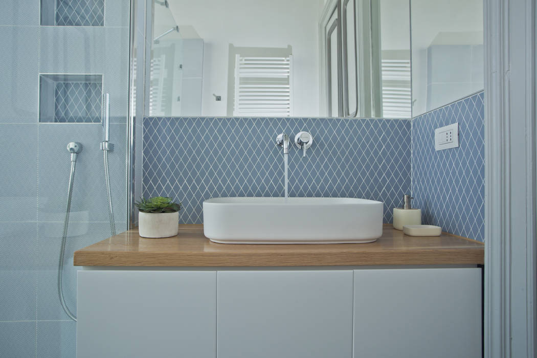 Il Bagno ARCHISPRITZ Bagno moderno azzurro,bagno,carta da zucchero,doccia,lavabo appoggio,mobile bianco,nicchia,piano in legno,ristrutturazione,rombini,rubinetteria cromo,specchio su misura