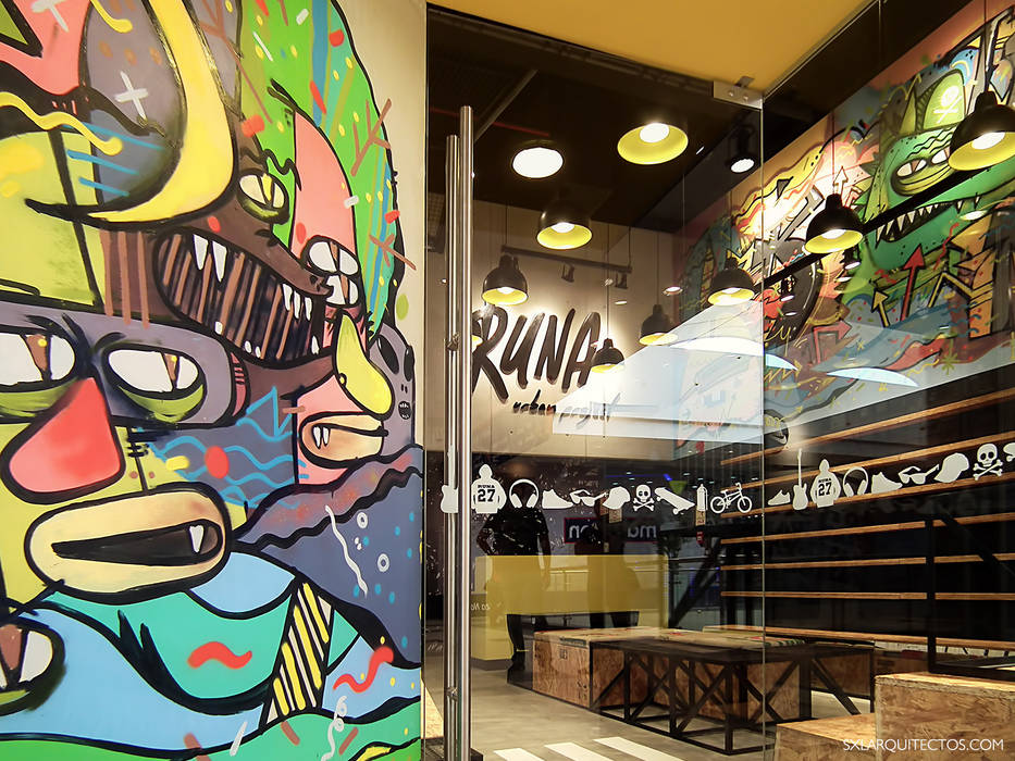 Detalle de graffiti en el ingreso SXL ARQUITECTOS Espacios comerciales Compuestos de madera y plástico Oficinas y Tiendas