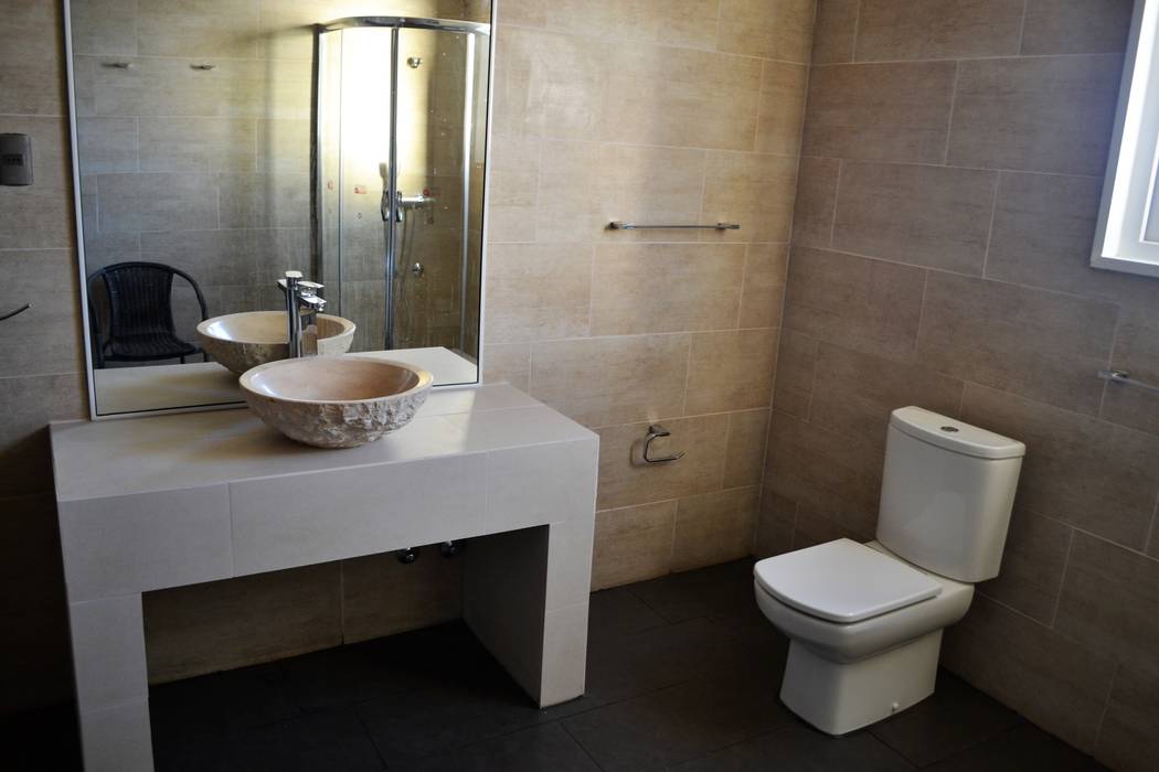 homify Baños de estilo mediterráneo Cerámico