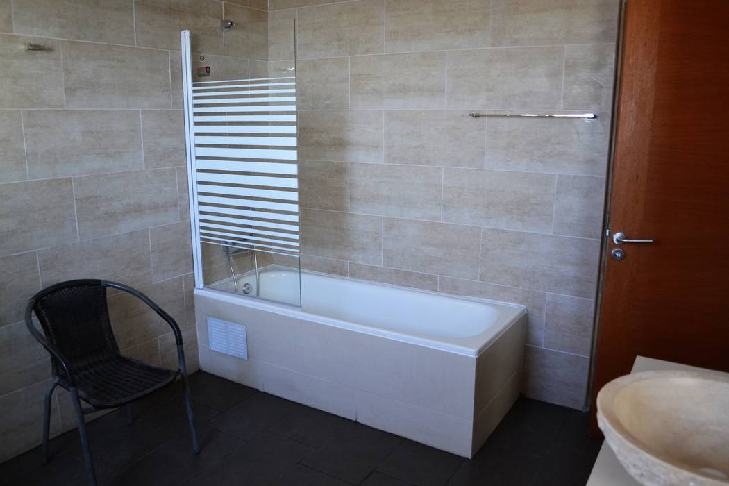 homify Baños de estilo mediterráneo Cerámico