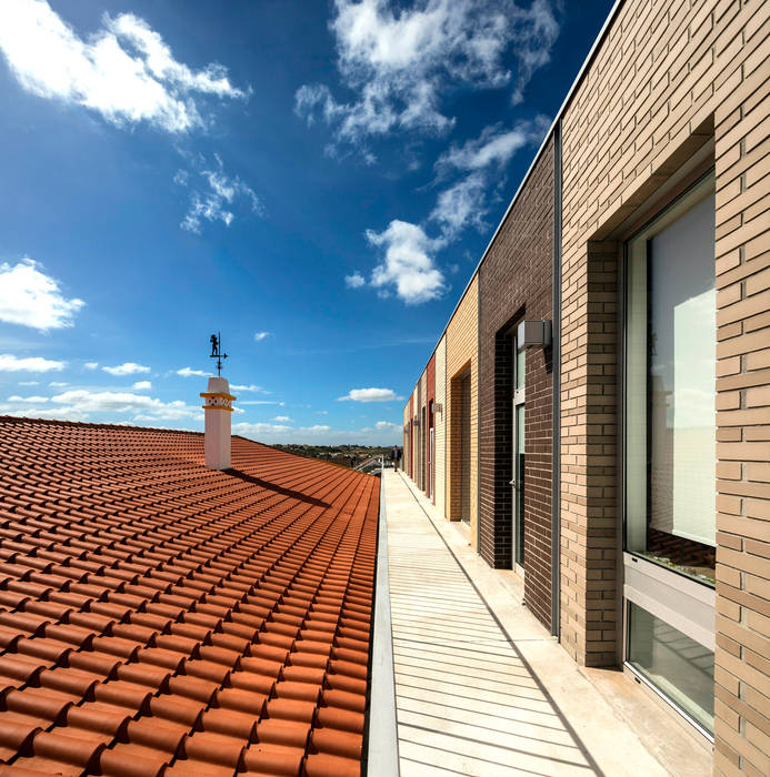 Ligação entre o existente e o novo Escolas modernas por NOZ Arquitectura Moderno Tijolo