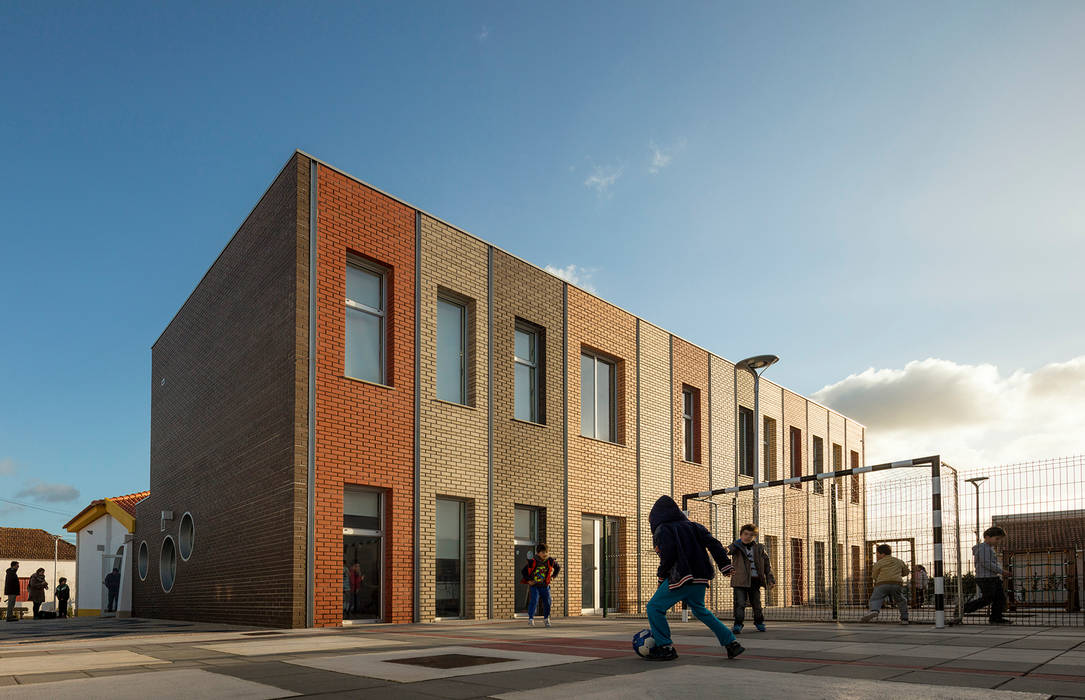 Alçado Norte Escolas modernas por NOZ Arquitectura Moderno