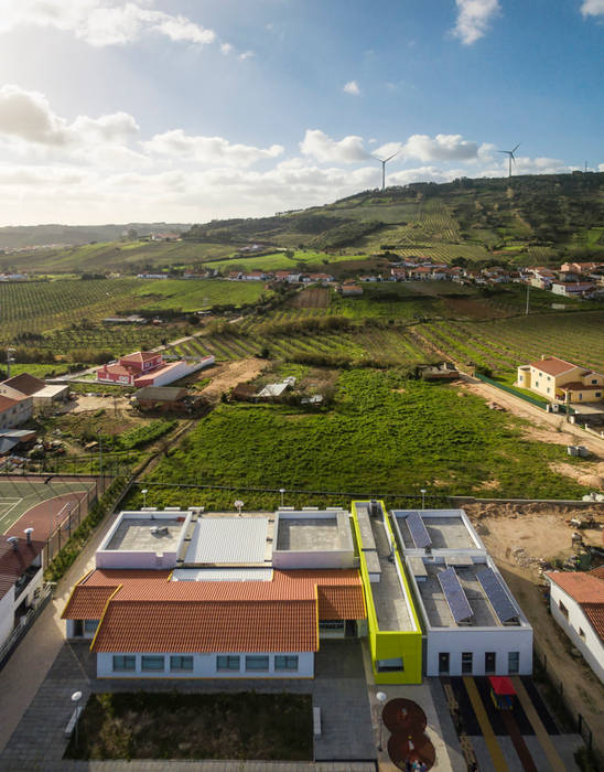 Escola em Alguber Escolas modernas por NOZ Arquitectura Moderno