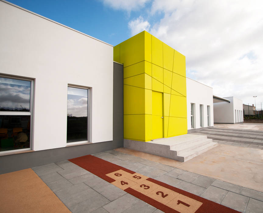 Escola em Alguber Escolas modernas por NOZ Arquitectura Moderno