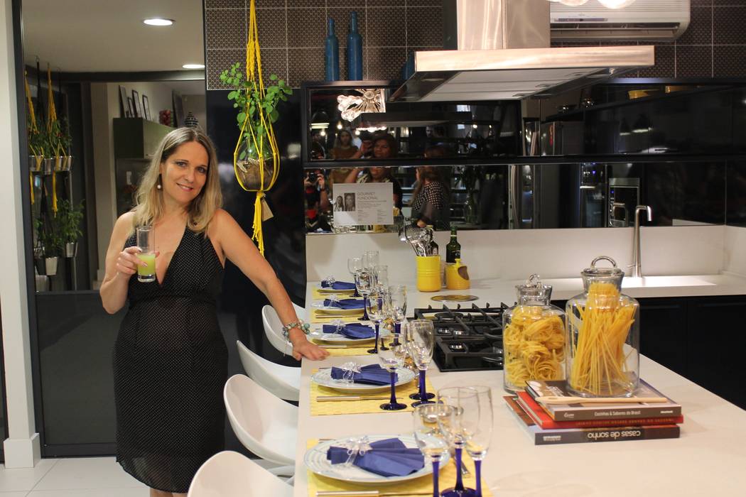 Primeira Mostra Evviva 2016, Lúcia Vale Arquitetura e Interiores Lúcia Vale Arquitetura e Interiores Espacios comerciales Tablero DM Restaurantes