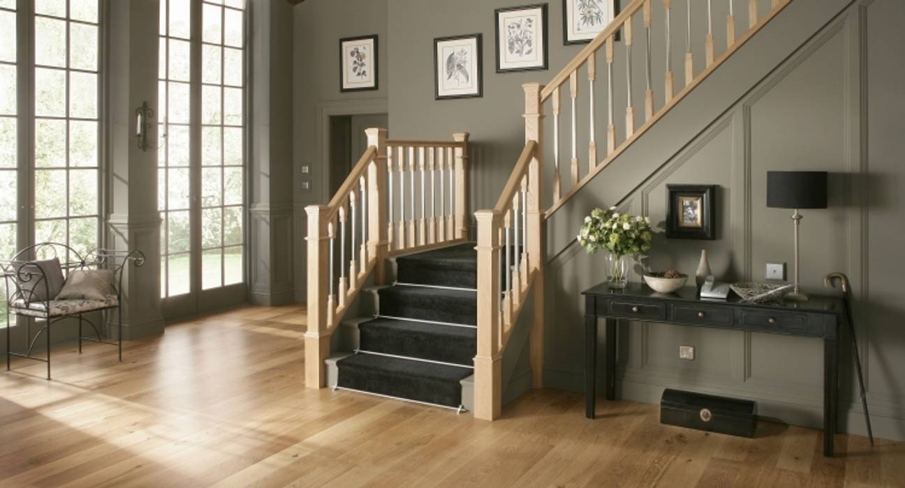 Classic Oak Staircase in Warwick Styling Stair World Couloir, entrée, escaliers classiques Bois Effet bois staircase,stairs,bespoke staircase,bespoke stairs,oak stairs,white oak,european oak,chrome and oak,stair world