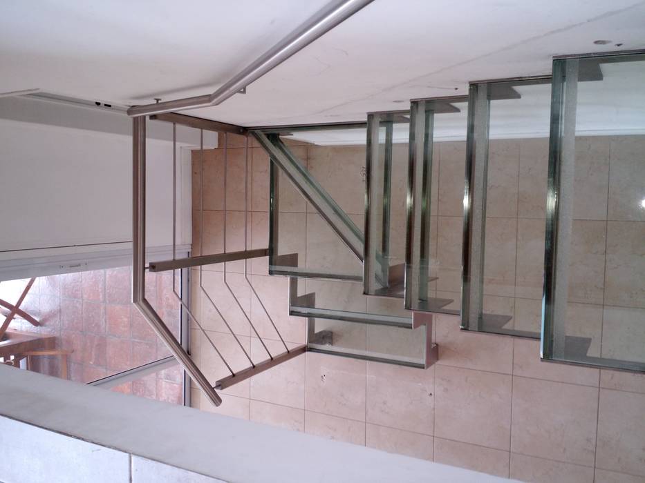 Escalera de Acero Inoxidable y Vidrio. sumaestructuras.com Pasillos, vestíbulos y escaleras clásicas Hierro/Acero