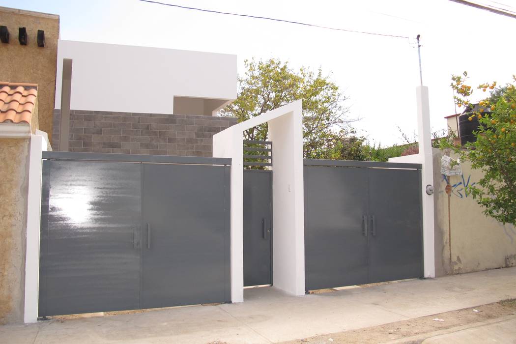 Casa habitación en Melchor Ocampo, ÖQ Arquitectos ÖQ Arquitectos Garage Doors Iron/Steel