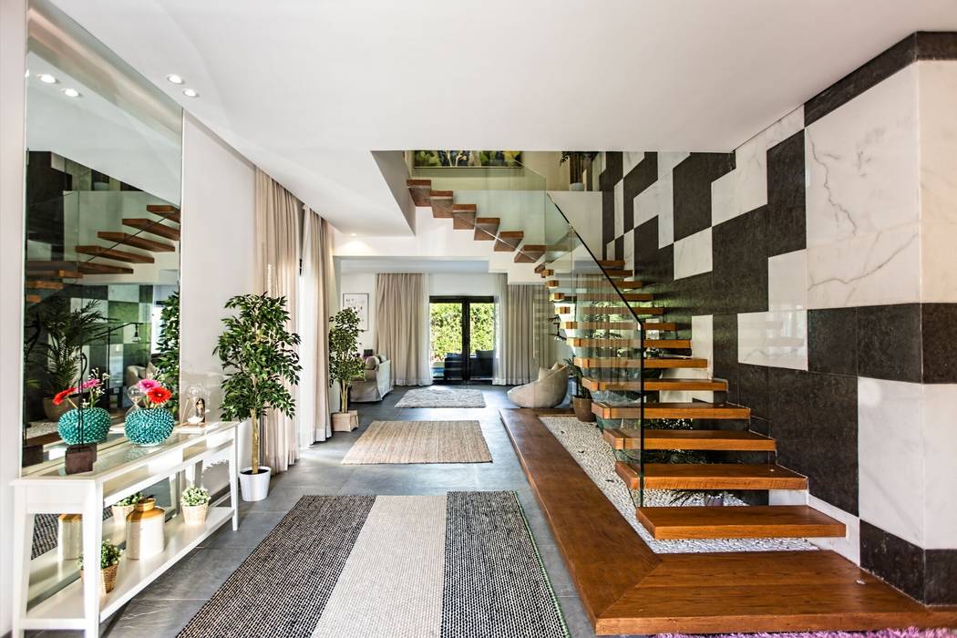 Marassi Villa, Grid Fine Finishes Grid Fine Finishes Pasillos, vestíbulos y escaleras de estilo ecléctico