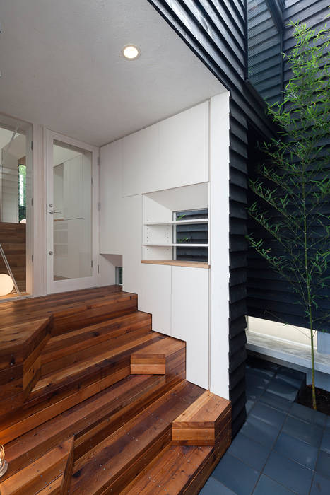 階段が庭と居場所をつなぐ狭小住宅 Acaa モダンスタイルの 玄関 廊下 階段 木 黒色 Homify