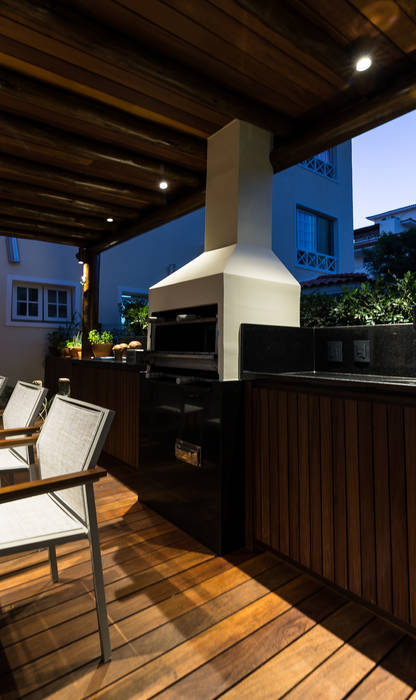 Área externa - Condomínio Jardim Mediterrâneo, branco arquitetura branco arquitetura Tropical style balcony, veranda & terrace