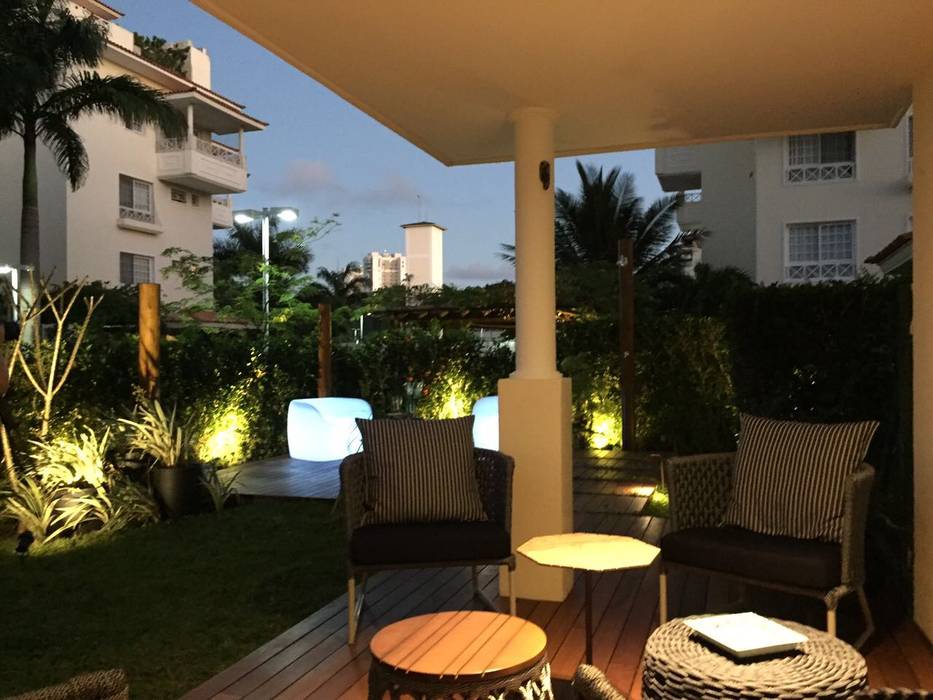 Área externa - Condomínio Jardim Mediterrâneo, branco arquitetura branco arquitetura Balcones y terrazas de estilo tropical