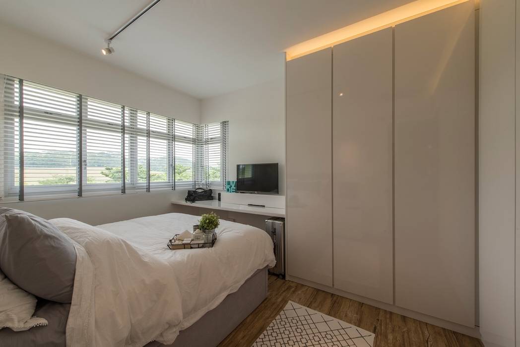 Design & Build: New HDB @ Sumang Link (Eclectic), erstudio Pte Ltd erstudio Pte Ltd Eclectic style bedroom