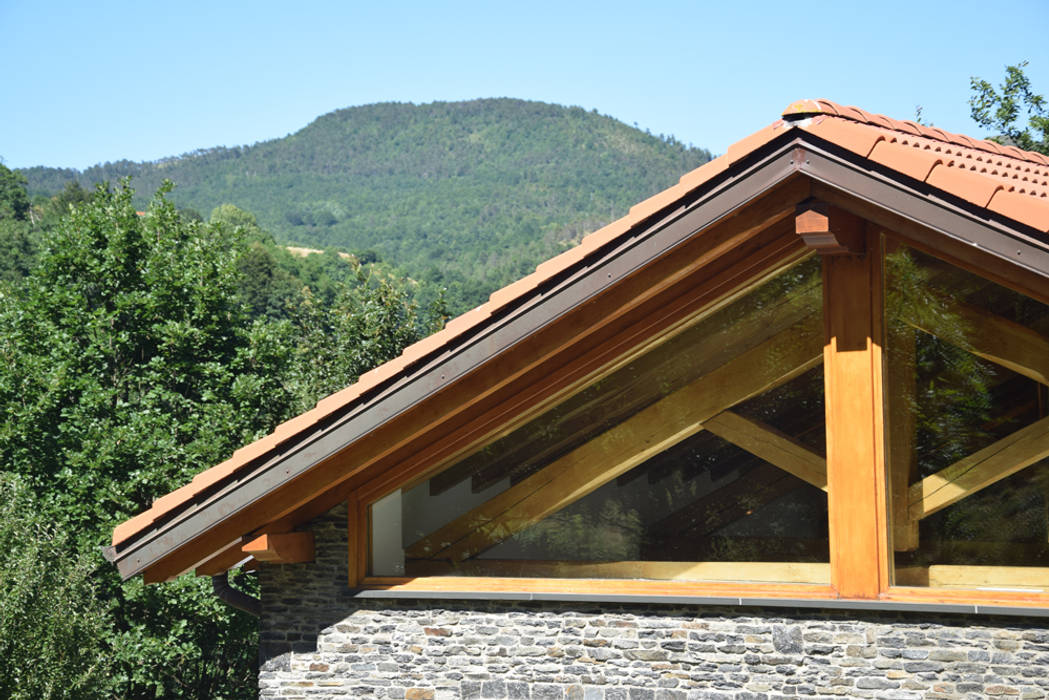 TETTO IN LEGNO, PIETRA E MATTONI A VISTA, silvestri architettura silvestri architettura Atap Kayu Wood effect