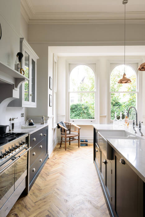 The Crystal Palace Kitchen by deVOL deVOL Kitchens Armários de cozinha parquet floor,big windows,original,features,smeg cooker,range cooker,beautiful,style