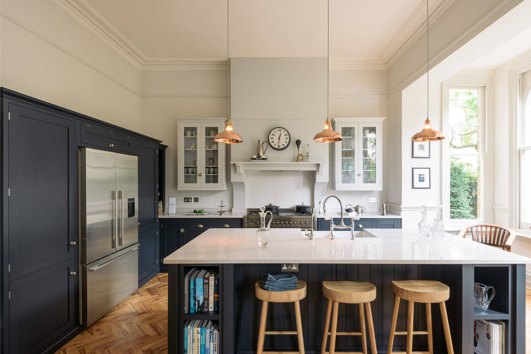 The Crystal Palace Kitchen by deVOL deVOL Kitchens Módulos de cocina island,kitchen,shaker,style,handmade,british made,copper,pendant lighting,family,parquet floor,smeg,range cooker