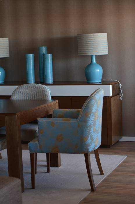 STOOL INTERIORS Comedores de estilo moderno