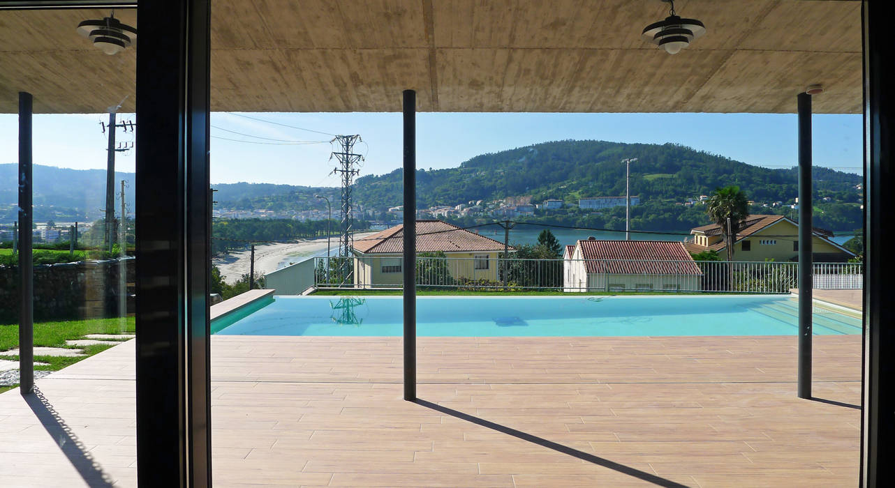 Vivienda en San Martiño do Porto, AD+ arquitectura AD+ arquitectura Piscinas infinitas