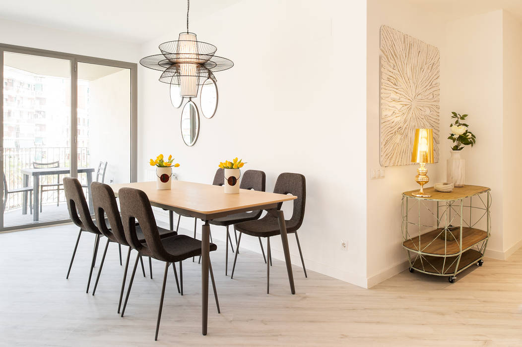 Home Staging Amueblar un Piso Express en Poblenou, Markham Stagers Markham Stagers Modern dining room