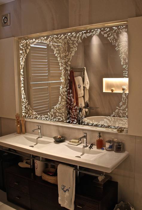 Bespoke Back Illuminated Mirror, Alguacil & Perkoff Ltd. Alguacil & Perkoff Ltd. Bagno moderno Granito Specchi