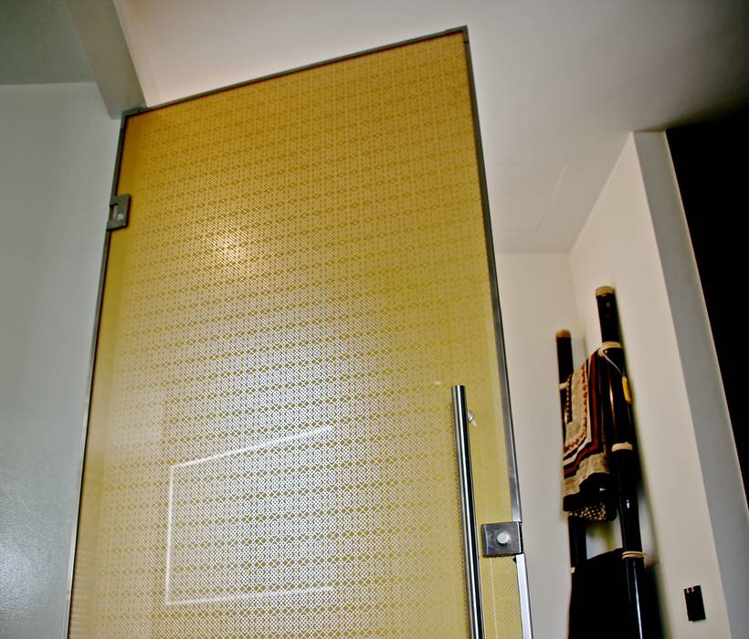 Golden glass door with bespoke pattern, Alguacil & Perkoff Ltd. Alguacil & Perkoff Ltd. ประตูกระจก กระจกและแก้ว