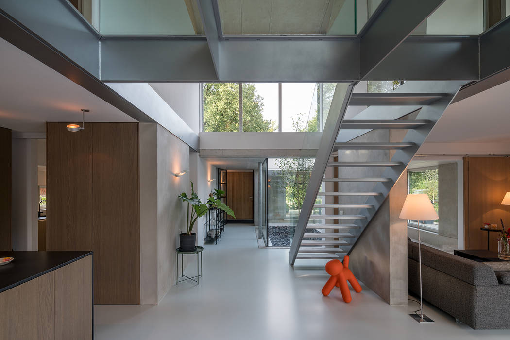 Patio House, Bloot Architecture Bloot Architecture Minimalist corridor, hallway & stairs Plastic