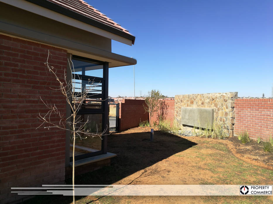 Compact garden space Property Commerce Architects Front yard