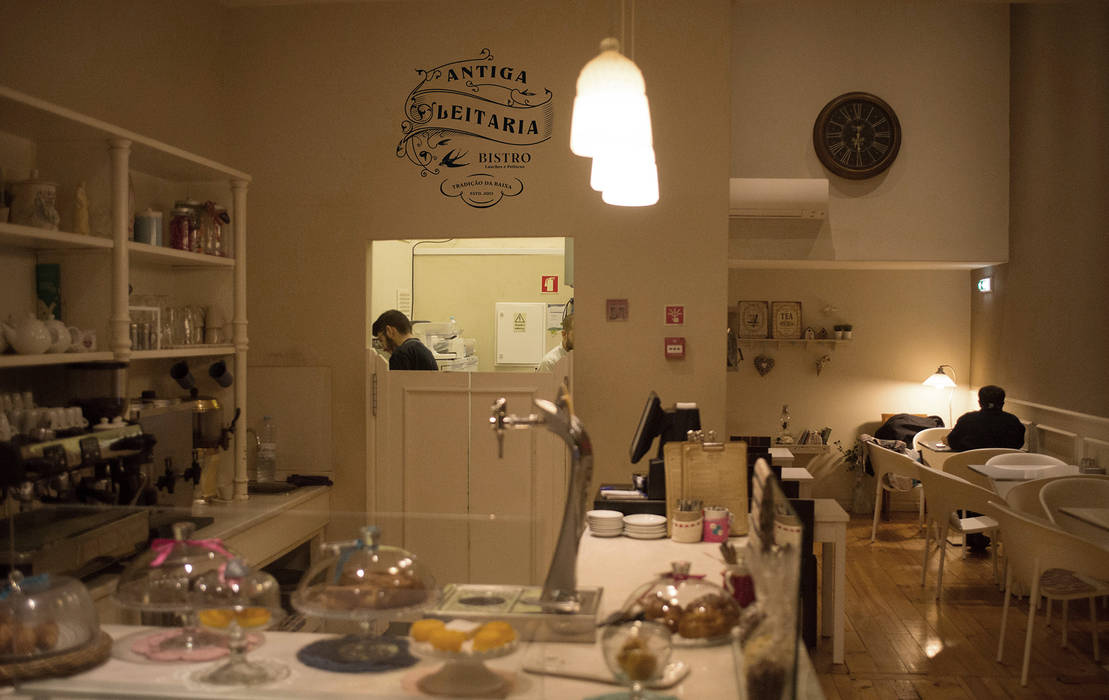 Antiga Leitaria Bistro (Porto), Think Bold Studio Think Bold Studio Espacios comerciales Restaurantes