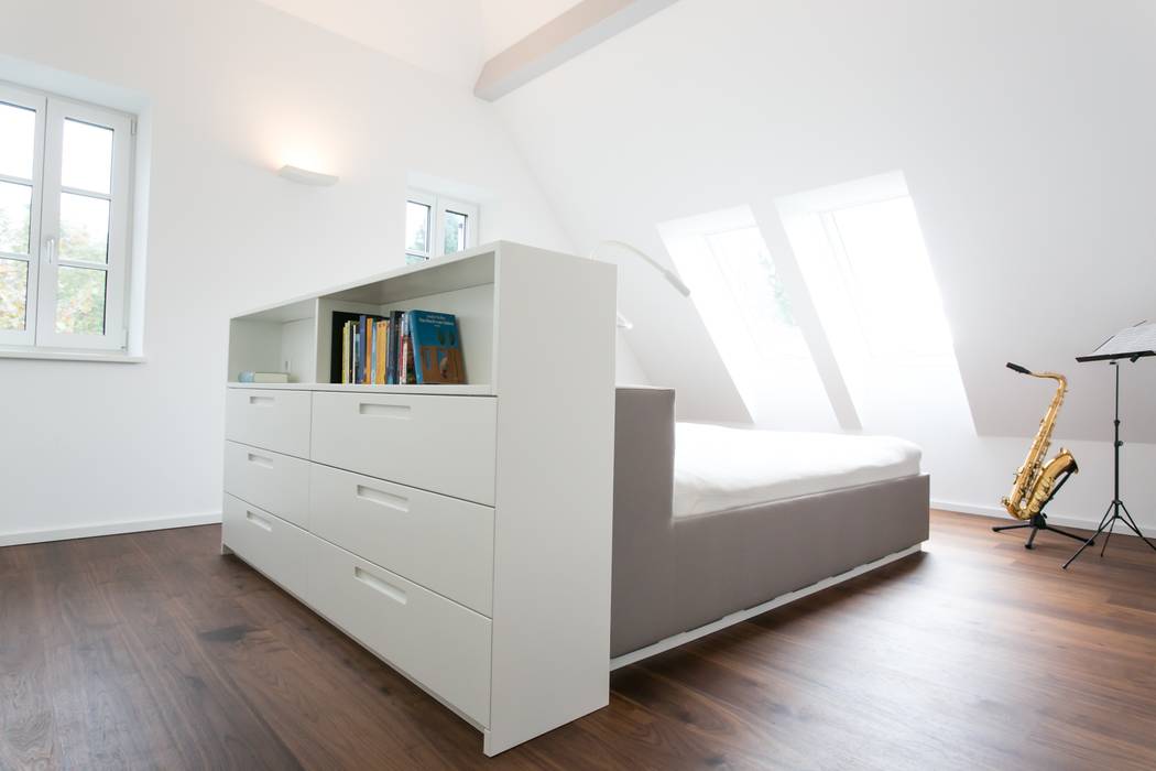 Umbau/Sanierung Villa S, INARCH Sabine Schimanofsky INARCH Sabine Schimanofsky Minimalistische Schlafzimmer Schränke,Fenster,Holz,Kompfort,Bodenbelag,Wohnzimmer,Schublade,Umhauen,Regale,Gebäude