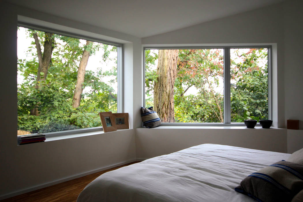 Blick auf Schlafzimmer fenster - Innen ARCHITEKTEN BRÜNING REIN Moderne Schlafzimmer Blick ins Grüne,flächenbündig,Fenster,großzügige Öffnung,hell,Schlafzimmer