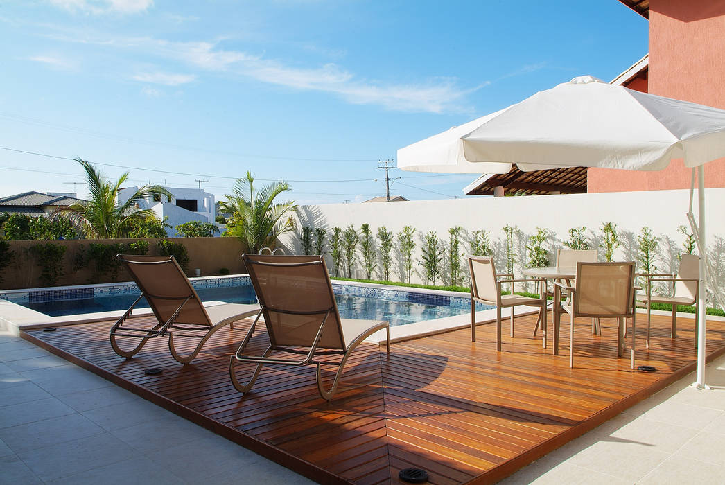 Piscina com deck Bernal Projetos - Arquitetos em Salvador Piscinas de jardim piscina de jardim,deck,Casa de praia,deck de madeira