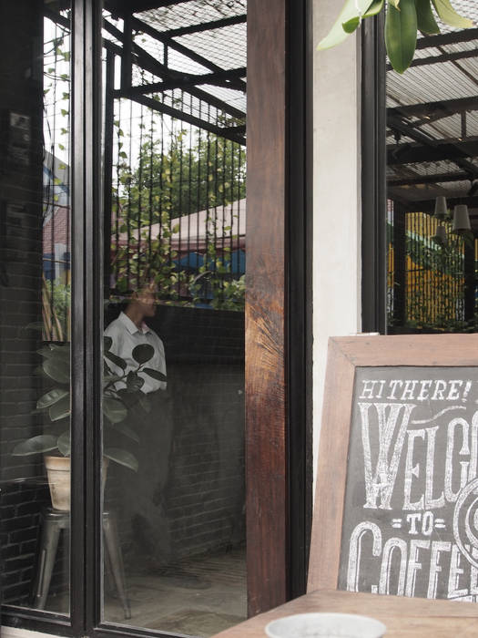 The Coffeenatics in Medan, Spasi Architects Spasi Architects Espacios comerciales Madera Acabado en madera Restaurantes