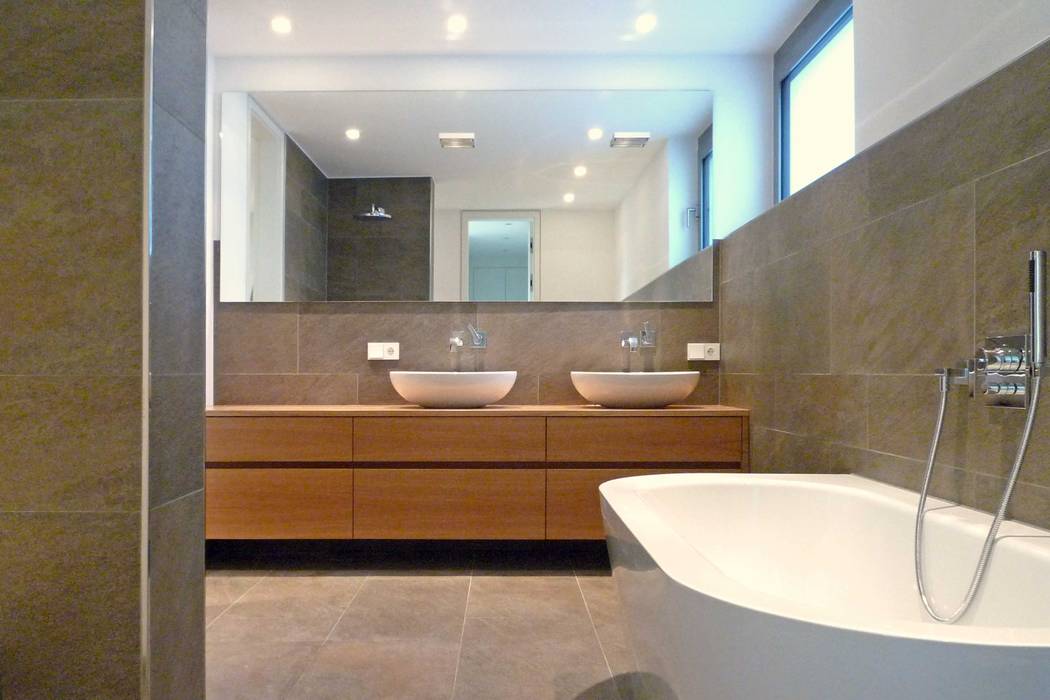 Bad Weber und Partner Freie Architekten BDA Moderne Badezimmer Bad,Badewanne,freistehende Badewanne,moderne Badewanne,Naturstein,Fliesen,Doppelwaschbecken,Steinwaschbecken,Waschtisch,Untertisch,Spiegel,modern