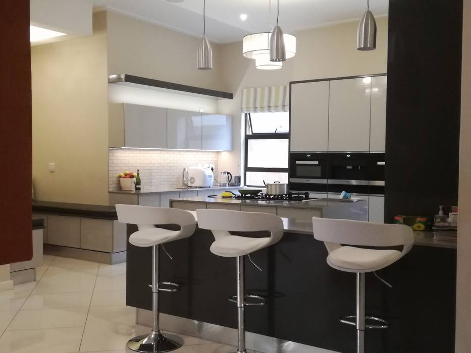 high gloss grey doors with grey counter tops and charcoal grey mat Première Interior Designs Built-in kitchens