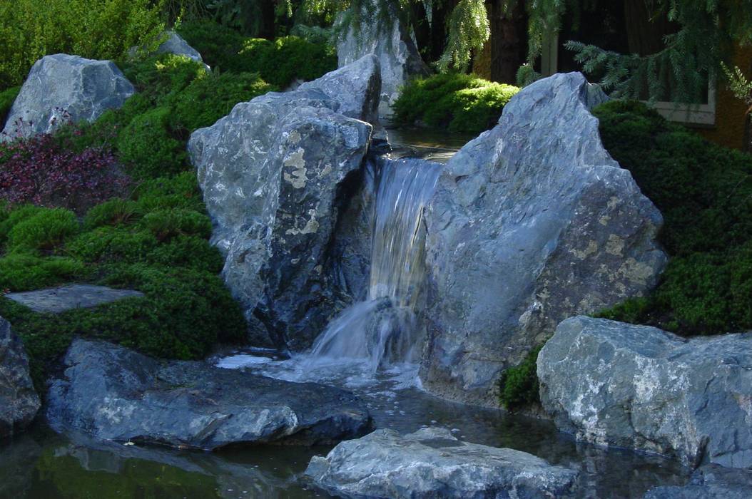 Moosgarten mit Teich und Wasserfall in Gießen, japan-garten-kultur japan-garten-kultur