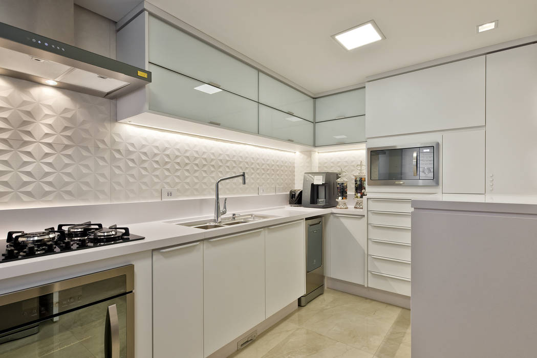 Reforma Sobrado Residencial, Ana Crivellaro Ana Crivellaro Built-in kitchens Glass