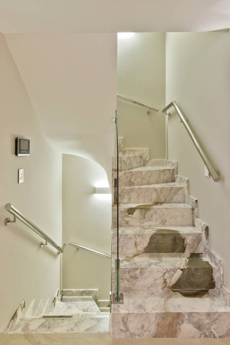 Reforma Sobrado Residencial, Ana Crivellaro Ana Crivellaro Modern corridor, hallway & stairs Marble