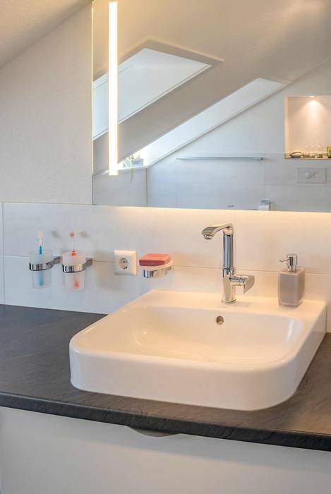 Modernes Aufsatzwaschbecken homify Moderne Badezimmer Aufsatzwaschbecken,Waschtisch,Waschplatz,Modernes Bad,Dachbad,Bad mit Dachschräge