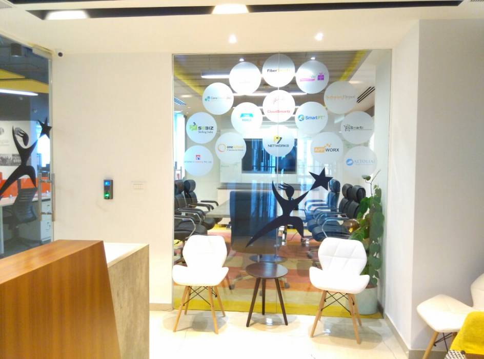 Reception/Waiting Ravi Prakash Architect Eclectic style study/office Engineered Wood Transparent