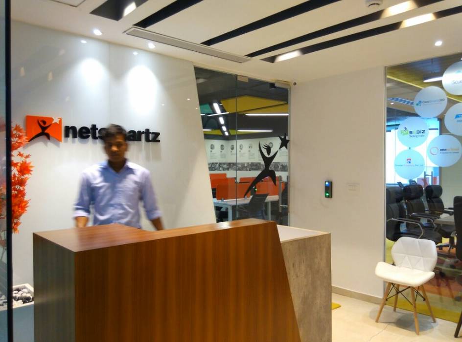 Netsmartz, Ravi Prakash Architect Ravi Prakash Architect Oficinas de estilo ecléctico Derivados de madera Transparente