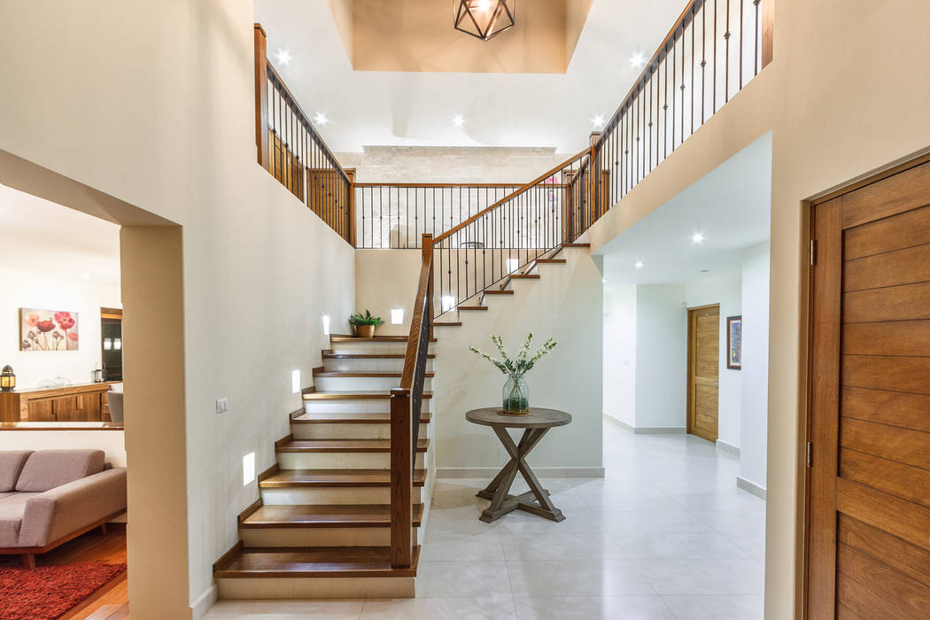 homify Modern Corridor, Hallway and Staircase