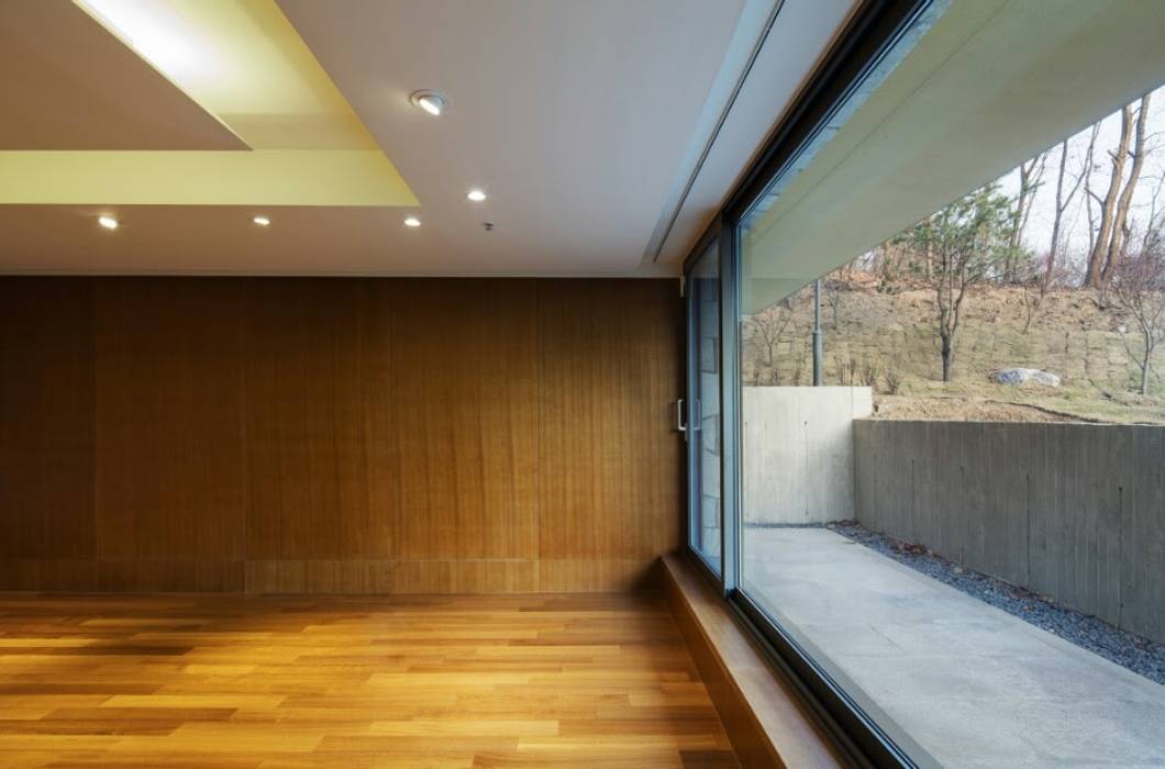 로우에너지하우스, GESTALT HEILEN, MMKM associates MMKM associates Gimnasios en casa de estilo minimalista