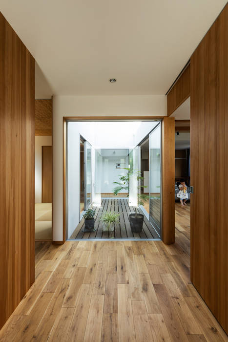 西田宮町の家, 藤森大作建築設計事務所 藤森大作建築設計事務所 Modern corridor, hallway & stairs Wood Wood effect