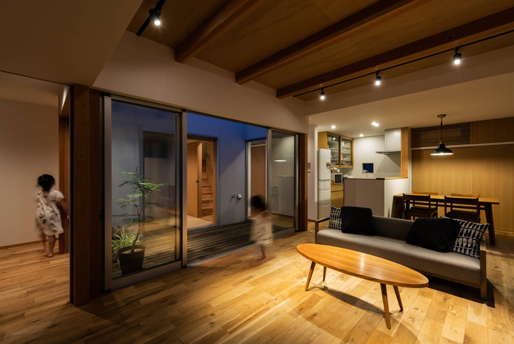 西田宮町の家, 藤森大作建築設計事務所 藤森大作建築設計事務所 Modern Living Room Wood Wood effect